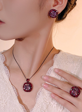 新款铜镀枪黑色仿彩宝镶钻吊坠女款项链玫瑰粉色方形耳钉开口戒指