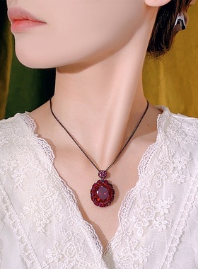 新款铜镀枪黑色仿彩宝镶钻挂坠仿红刚玉轻奢项链女仿帕拉伊巴吊坠