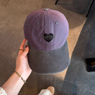 特猫柔温柔低饱和度紫灰拼色英文爱心刺绣鸭舌帽子女大帽檐棒球帽