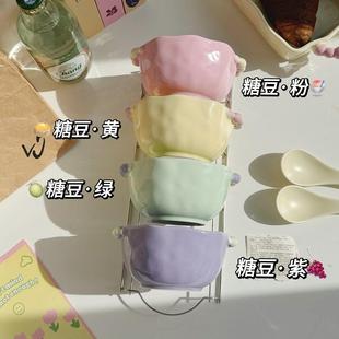 Highly aesthetic, color-blocked, dotted bowls with a girly t