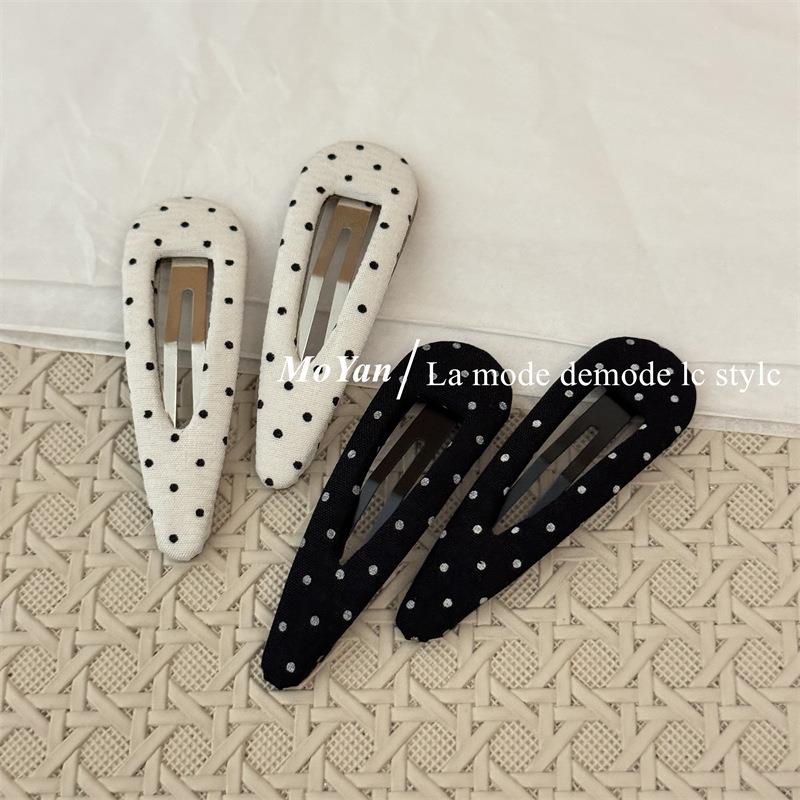 High-quality Korean-style fabric hair clip, featuring a simp