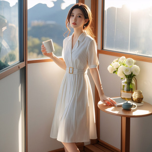 夏季2025新款小个子显高遮肉显瘦法式简单大方白色条纹连衣裙子女