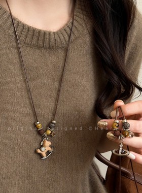 咖色小马串珠抽拉项链女秋冬美拉德气质长款毛衣链百搭本命年配饰