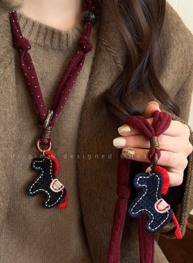 红色布艺格子小马抽拉项链女秋冬长款抽拉毛衣链本命年高级感配饰
