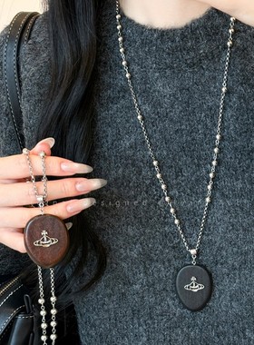 黑色土星木质圆牌吊坠项链女2025新款设计小众百搭长款毛衣链配饰