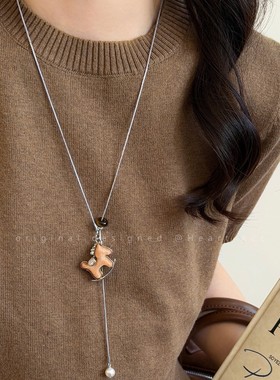 本命年木质小马吊坠项链女2025新款小众长款毛衣链秋冬复古配饰品