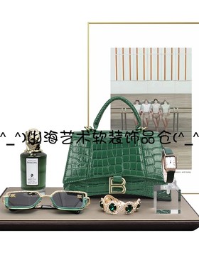 祖母绿金属鳄鱼皮包墨镜香水珠宝首饰样板房衣帽间衣柜装饰品摆件
