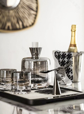 现代轻奢样板间餐厅吧台灰色玻璃酒具醒酒器托盘冰桶组合装饰品