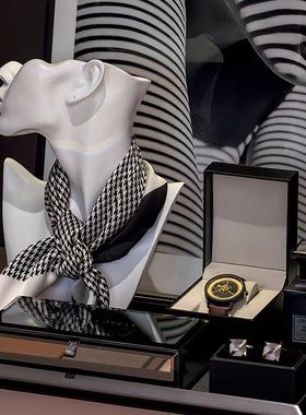 现代轻奢样板间展厅衣帽间梳妆台摆件男士香水袖口手表盒托盘组合