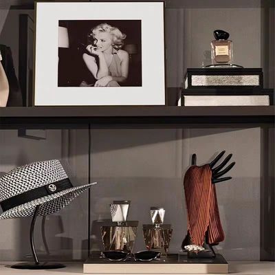 现代样板间梳妆台衣帽间摆件陈列架软装饰品香水收纳盒装饰画组合