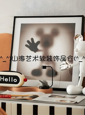 简约现代样板间儿童房书房桌面床头柜米奇公仔摆件饰品装饰画组合