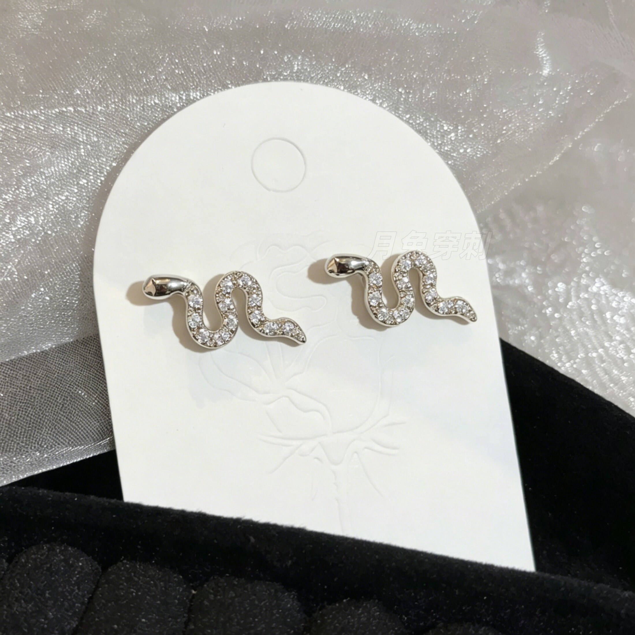 F136钛合金镶钻小蛇耳钉