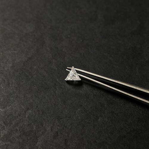 F136钛合金mini三角钻耳钉