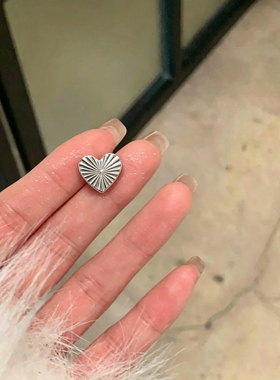 F136钛合金波浪纹爱心耳钉