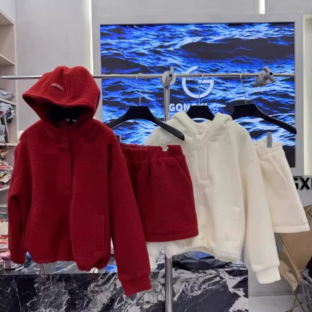 温柔百搭毛呢连帽长袖上衣+短裙