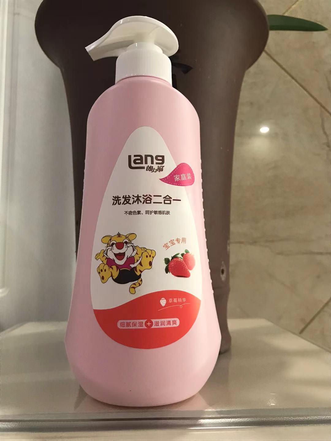 朗力福草莓精华宝宝专用洗发沐浴二合一580ml家庭装 不含色素