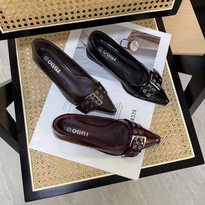 尖头漆皮女鞋金属扣装饰平底鞋