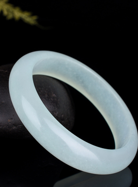 玉石匠冰种手镯 石英岩质玉女款手镯 青白玉富贵镯子 浅绿色玉环