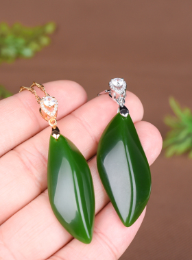 新疆和田玉碧玉新款树叶玉吊坠少女款随形菠菜绿色水滴玉石挂件