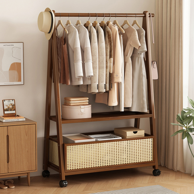 挂衣架卧室落地衣帽架晚上