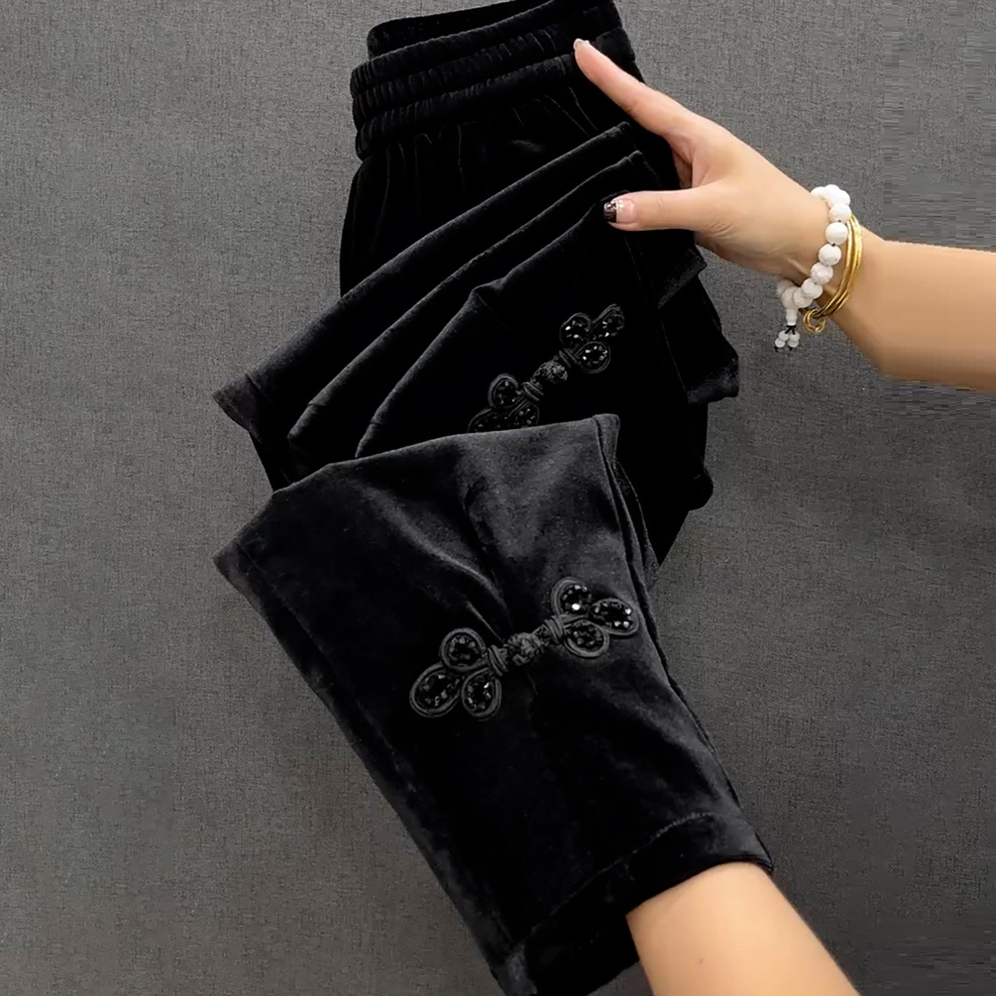 黑色松紧腰盘扣丝绒小脚裤女2026春季新款显瘦柔软舒适九分裤子,女装/女士精品,大码裤装,淘宝优惠券,粉丝福利购,淘宝优惠卷