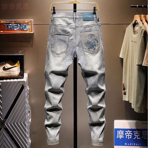 后袋刺绣浅蓝修身小脚破洞男牛仔