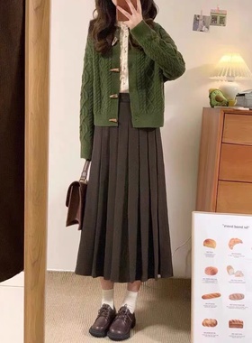 绿色毛衣女2024秋冬款复古慵懒牛角扣针织开衫外套半身裙一整套装