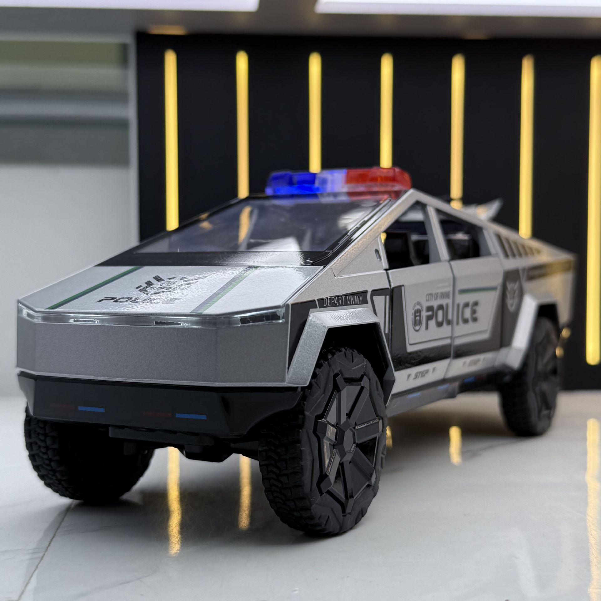 124特斯拉皮卡警车合金车模摆件