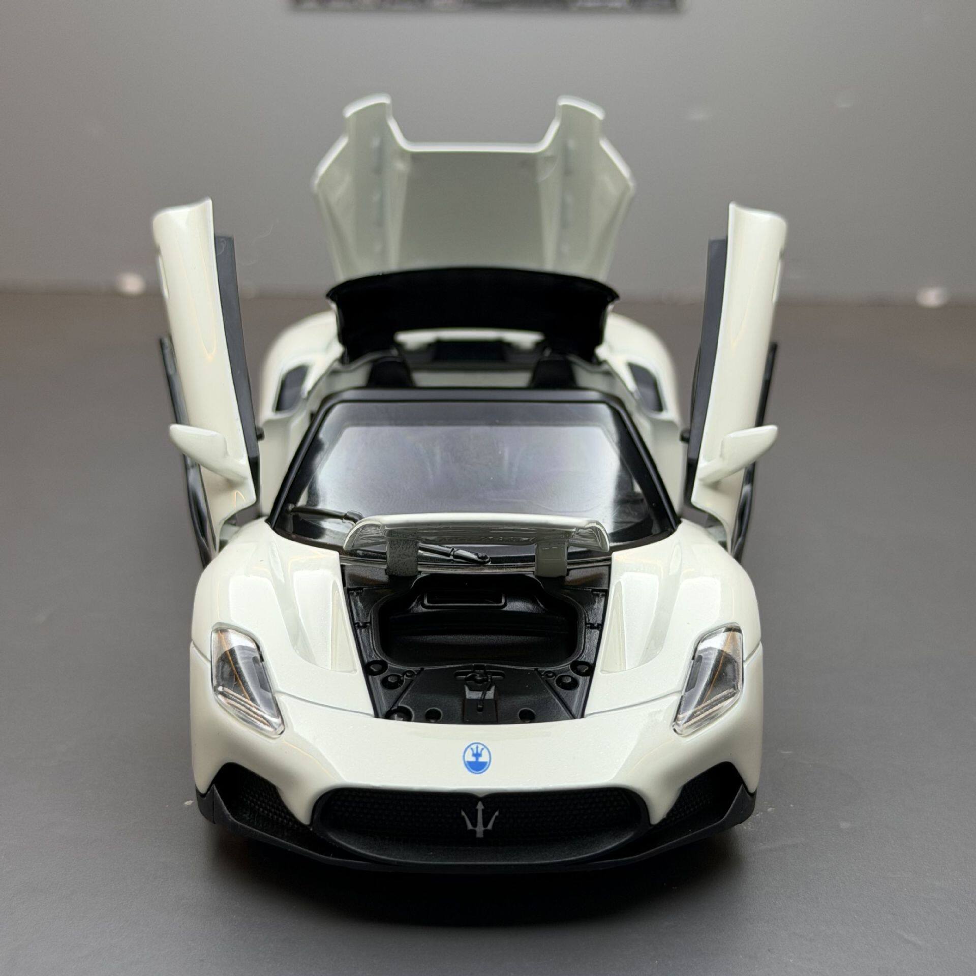 132玛莎MC20合金车模敞篷版跑车