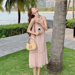 夏日海边出游穿搭粉色无袖挂脖连衣裙女2025新款超火好看宽松长裙