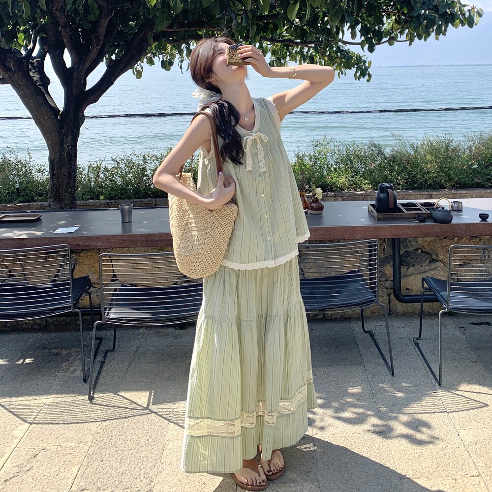 浅绿色条纹蕾丝花边无袖背心半身裙两件套女夏日绝美穿搭时尚套装图片