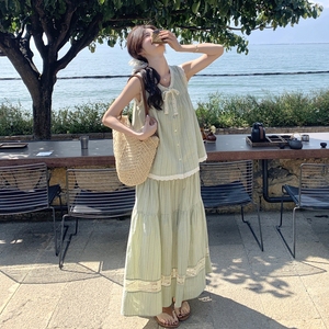浅绿色条纹蕾丝花边无袖背心半身裙两件套女夏日绝美穿搭时尚套装图片