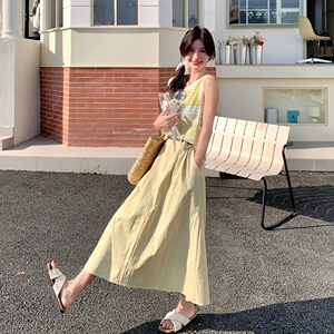 多巴胺穿搭黄色背心配半身裙两件套女夏2025年巨好看减龄长裙套装图片