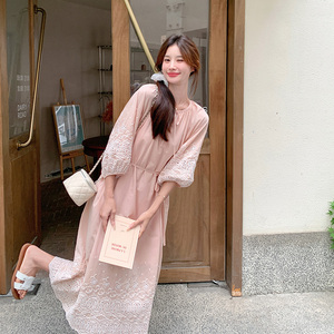 粉色气质法式刺绣连衣裙女2025夏季新款韩系重工拼接蕾丝显瘦长裙图片