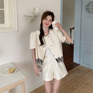 蕾丝拼接小香风套装女夏新款小个子宽松设计感气质名媛短裤两件套