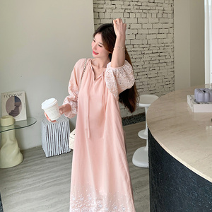 粉色气质法式刺绣连衣裙女2025夏季新款韩系重工拼接蕾丝显瘦长裙图片