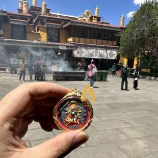 西藏扎基S老工天然矿物彩绘制银镶框吉祥天母擦擦圆形佛牌吊坠