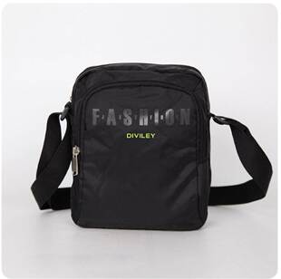 迪威丽斜挎包单肩挎包超轻大容量侧边可放水杯雨伞旅游日常背包