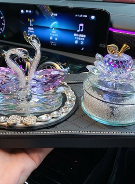 新款太阳能旋转水晶苹果香薰摆件车载香水女生汽车香氛车内装饰品