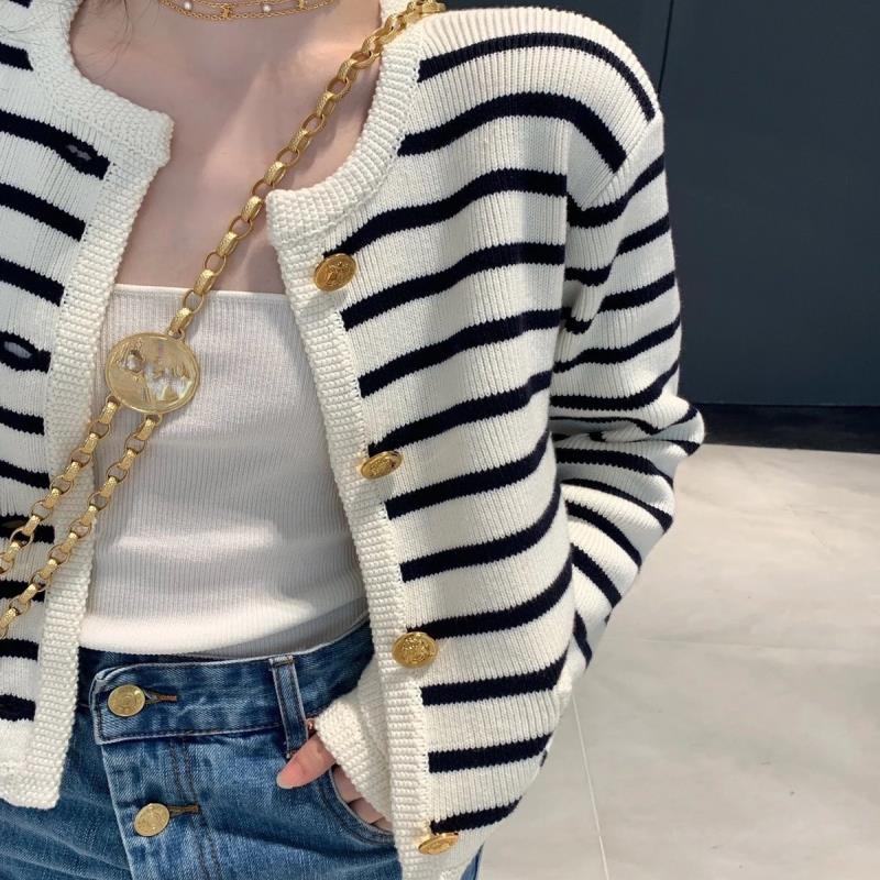 金扣撞色条纹圆领小香风针织开衫女秋季法式宽松短款外搭毛衣外套