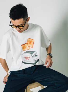 DAKYAM(达人)Tuesday Toast  Popup 周二多士面包机印花短袖TEE恤
