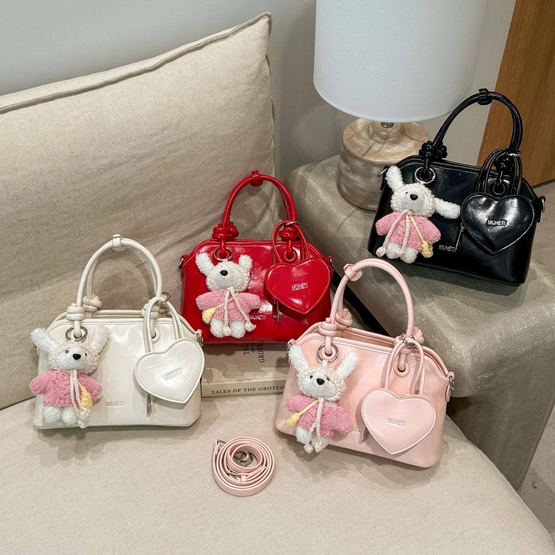 专柜品牌韩国小众爱心保龄球包女2026新款简约百搭斜挎托特包高级