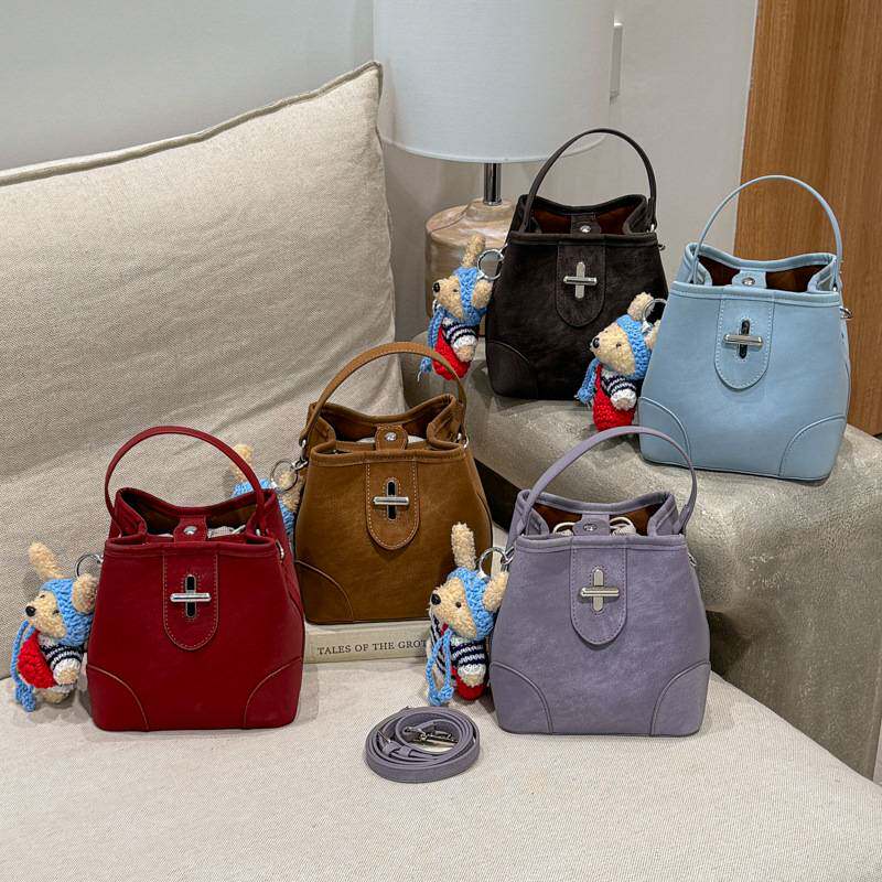 专柜品牌高级感小众包包女士2026新款春夏季休闲斜挎包超火手提水