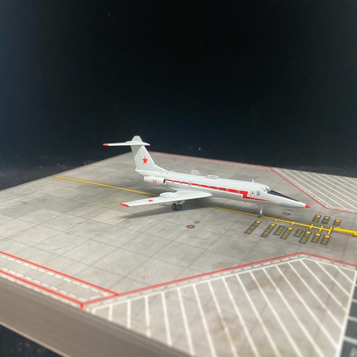 1：400 PM  俄空军 Tu134UBL ，编号红色28，Tu160训练机，顺丰