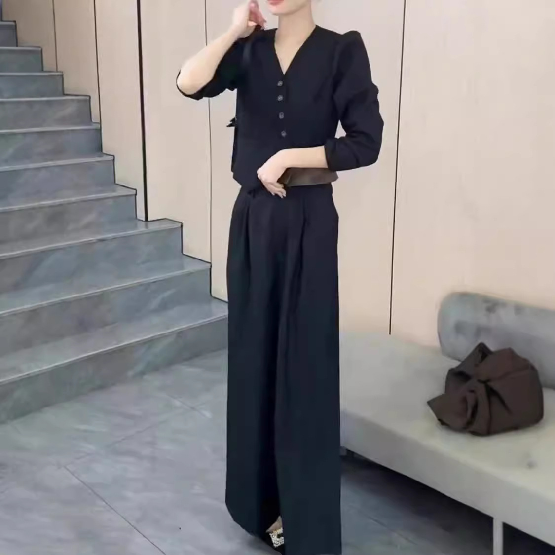 24905大爱美依缘2025秋季新款时尚高端拼接V领上衣阔腿裤两件套女