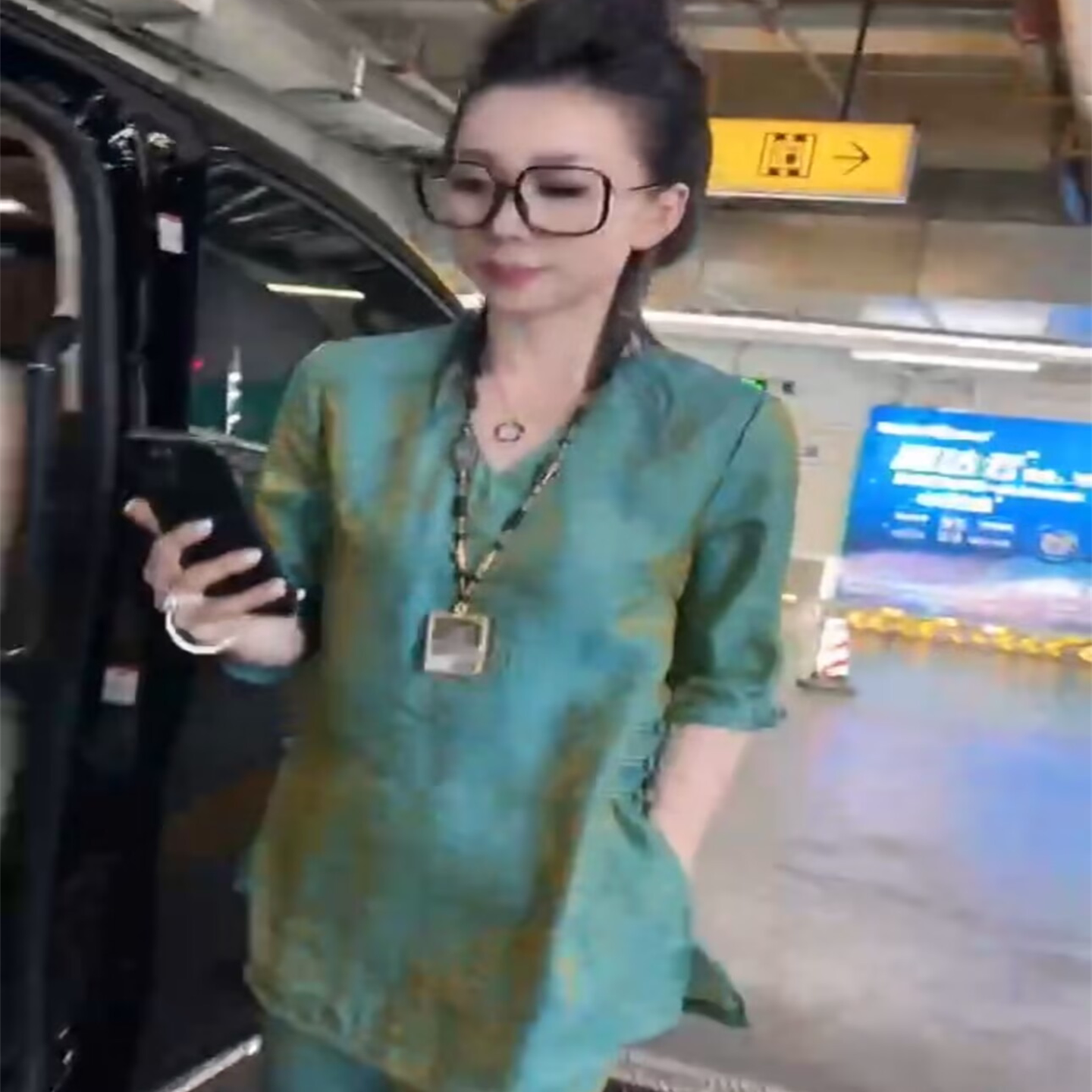 绝美夏日一整套轻奢优雅气质新中式独特漂亮纯色Ⅴ领上衣裤子套装