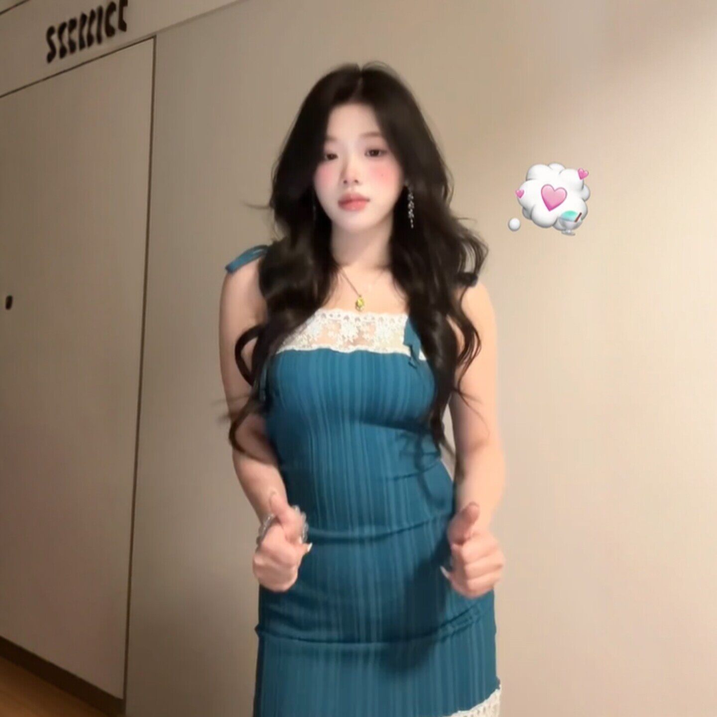 专柜正品温柔风独特超好看的紧身包臀吊带裙小众时尚气质女士连衣