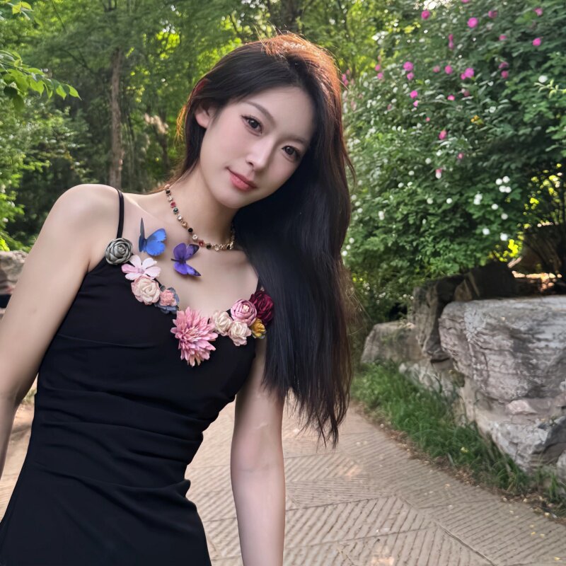 专柜正品黑色V领吊带连衣裙女收腰显瘦设计感高级花朵刺绣时尚气