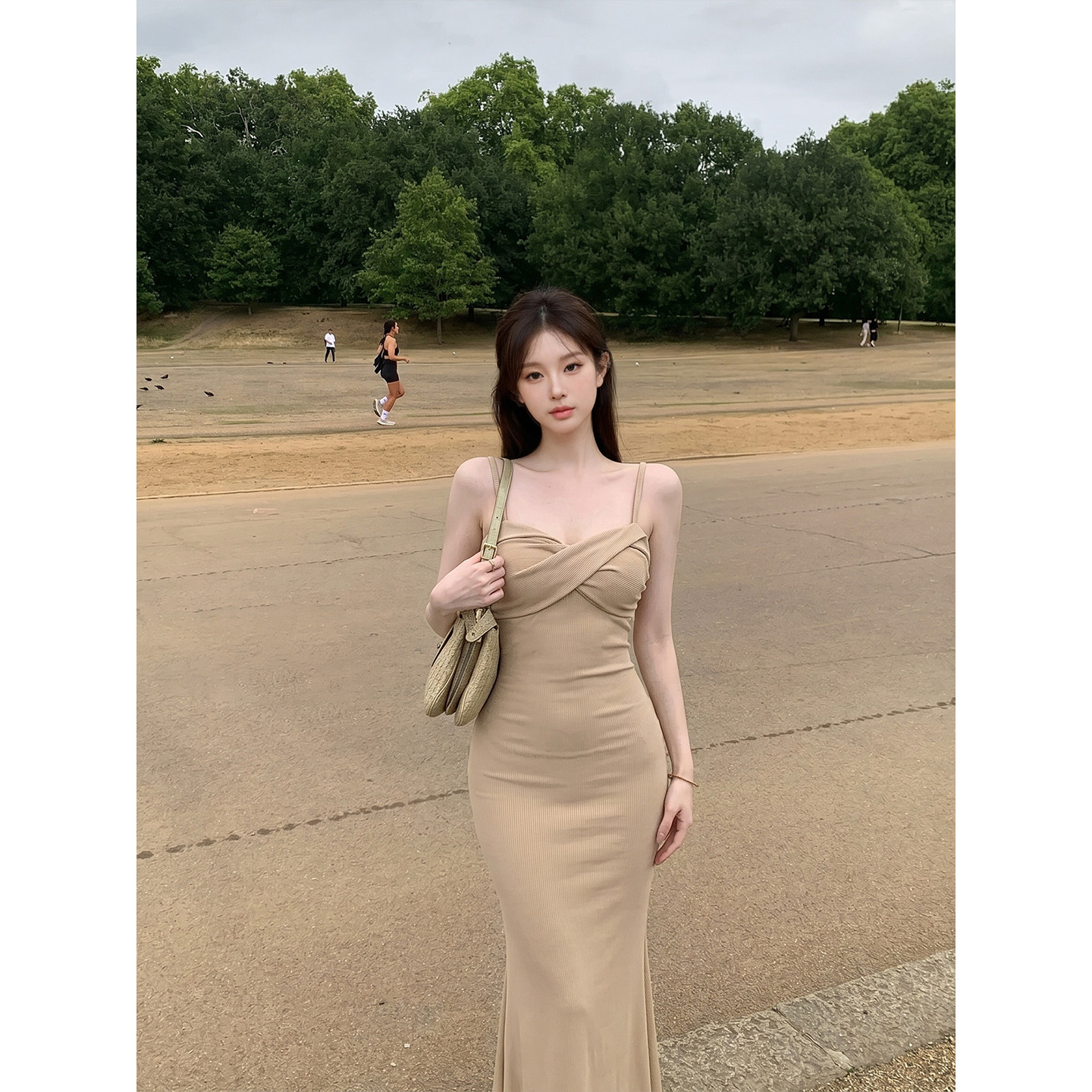 专柜正品卡其色气质吊带连衣裙女夏季纯欲风辣妹修身显瘦包臀长裙