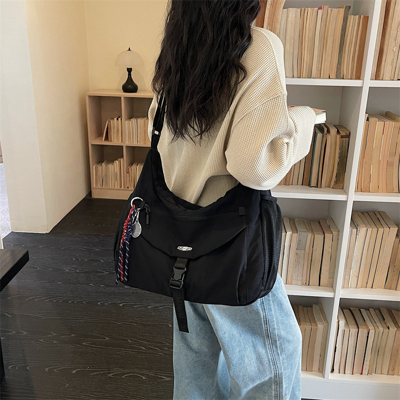 专柜正品斜挎包女大容量2026新款饺子包包帆布女包布包休闲黑色女